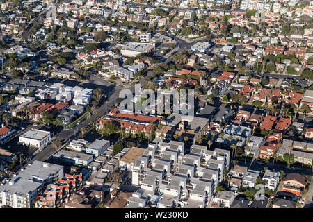 Luftaufnahme von Wohnungen, Eigentumswohnungen und Häuser in der South Bay von Los Angeles County in Kalifornien. Stockfoto