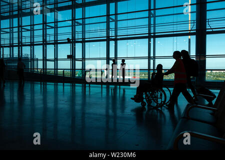 Alicante, Spanien - 11. Juni, 2019: Silhouette der Passagiere beim Abflug Terminal in der Internationale Flughafen Alicante Stockfoto