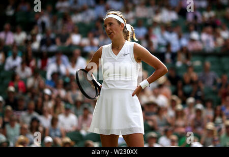 Victoria Azarenka im Einsatz gegen Simona Halep am fünften Tag der Wimbledon Championships beim All England Lawn Tennis and Croquet Club in Wimbledon. Stockfoto