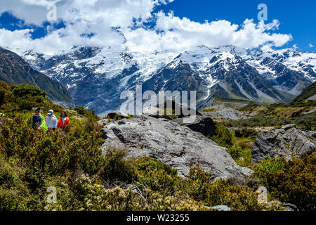 Wanderer auf dem Hooker Valley Track, Aoraki/Mt Cook National Park, South Island, Neuseeland Stockfoto