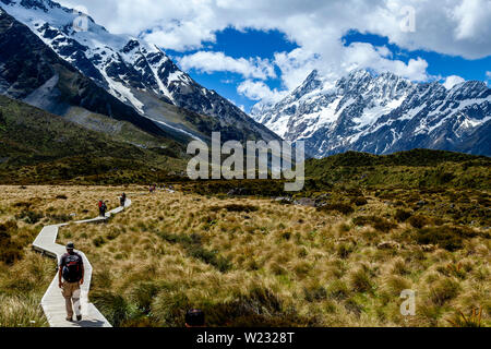 Wanderer auf dem Hooker Valley Track, Aoraki/Mt Cook National Park, South Island, Neuseeland Stockfoto