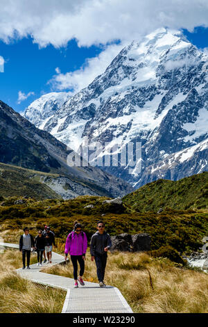 Wanderer auf dem Hooker Valley Track, Aoraki/Mt Cook National Park, South Island, Neuseeland Stockfoto