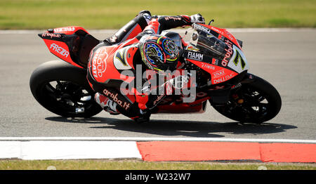 Chaz Davies in Tätigkeit während der Tag des Britischen Grand Prix der Motul FIM Superbike Weltmeisterschaft in Donington Park. Stockfoto