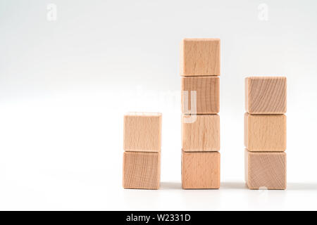 Braun Holz, Ziegel, Holz Würfel in Pyramidenform, Business Konzept Stockfoto