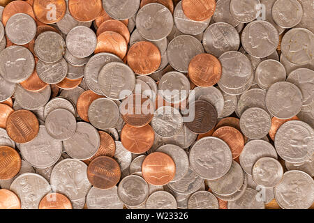 Große Stapel von verschiedenen United States Münzen closeup Hintergrund. Stockfoto