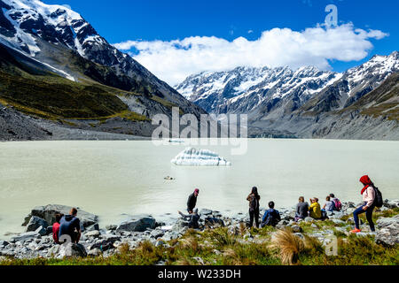 Besucher Hooker See Am Ende der Hooker Valley Track, Aoraki/Mt Cook National Park, South Island, Neuseeland Stockfoto