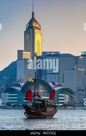 Touristische Junk und Skyline, Victoria Harbour, Hong Kong, SAR, China Stockfoto