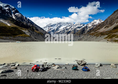 Besucher Hooker See Am Ende der Hooker Valley Track, Aoraki/Mt Cook National Park, South Island, Neuseeland Stockfoto