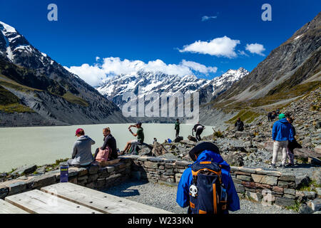 Walker bei der Hooker Lake Viewpoint Am Ende der Hooker Valley Track, Aoraki/Mt Cook National Park, South Island, Neuseeland Stockfoto