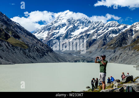 Walker bei der Hooker Lake Viewpoint Am Ende der Hooker Valley Track, Aoraki/Mt Cook National Park, South Island, Neuseeland Stockfoto