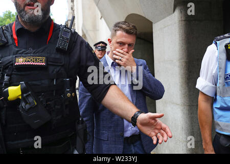 Tommy Robinson verlässt die Old Bailey in London, nachdem sie in der Missachtung des Gerichts durch hohe Richter für Dreharbeiten Angeklagten in einem Strafverfahren und Übertragung der Aufnahmen auf Social Media gefunden. Stockfoto