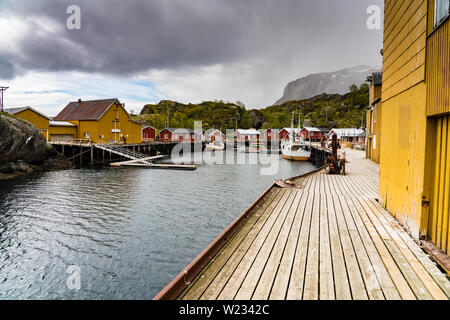 Dorf Nusfjord Hafen, Lofoten, Norwegen auf einer ruhigen Frühlings Stockfoto