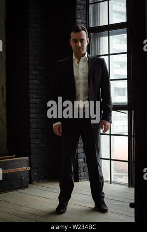 Schöne und attraktive Männer tragen Shirt, anspruchsvolle, stark, Ernst. Wie gut aussehende italienische Mafia, Schriftsteller oder Geschäftsmann Stockfoto