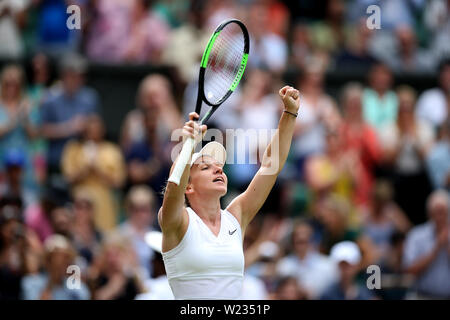 Simona Halep feiert den Sieg über Victoria Azarenka am fünften Tag der Wimbledon Championships im All England Lawn Tennis and Croquet Club, Wimbledon. Stockfoto