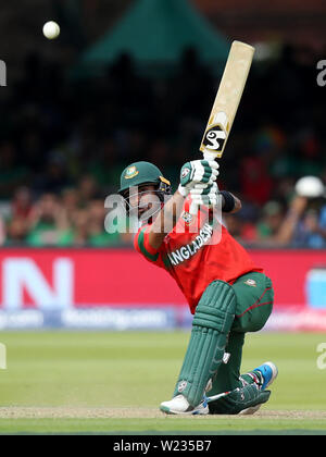 In Bangladesch Das Liton Fledermäuse während der ICC Cricket World Cup group Phase Match auf Lord's, London. Stockfoto