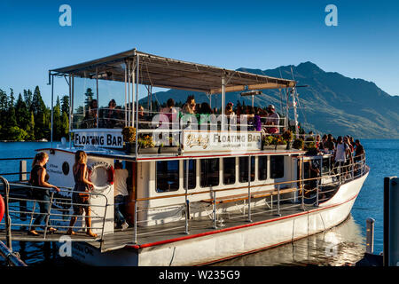 Einer schwimmenden Bar auf dem Lake Wakatipu, Queenstown, Otago, Südinsel, Neuseeland Stockfoto