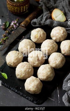 Hausgemachte Türkei Frikadellen raw auf schiefer Tafel. Stockfoto