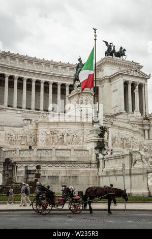 Rom - 20. Juli 2014: vertikale Ansicht von Vittoriano mit italienischen Fahne winken und Schlitten auf der Vorderseite. Touristen zu Fuß in der Nähe Stockfoto