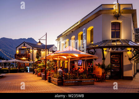 Ein traditionelles Kiwi Pub, Steamer Wharf, Queenstown, Otago, Südinsel, Neuseeland Stockfoto