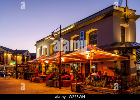 Ein traditionelles Kiwi Pub, Steamer Wharf, Queenstown, Otago, Südinsel, Neuseeland Stockfoto