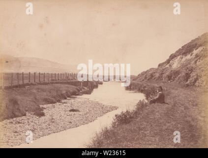 Viktorianische späten 1880er/frühen 1890Foto, das einen Mann zeigt Angeln am Ufer des Flusses Lerry, Borth, Wales Stockfoto