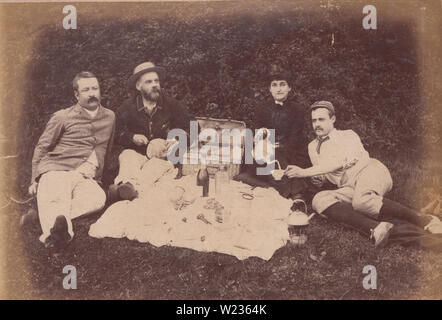 Viktorianische späten 1880er/frühen 1890er noch eine modische Gruppe von Menschen bei einem Picknick angezeigt Stockfoto