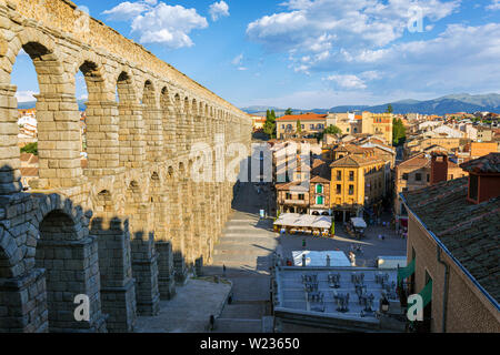 Segovia Segovia Provinz, Kastilien und Leon, Spanien. Das römische Aquädukt an der Plaza del Azoguejo, die aus dem 1. oder 2. nachchristlichen Jahrhundert. Die Altstadt Stockfoto