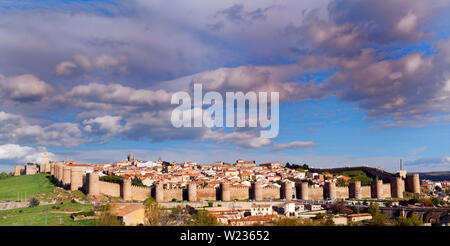 Avila, Provinz Avila, Kastilien und Leon, Spanien. Stadtmauer. Die Altstadt von Avila mit seiner extra-muros Kirchen ist ein UNESCO-Weltkulturerbe. Stockfoto