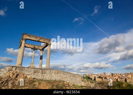 Avila, Provinz Avila, Kastilien und Leon, Spanien. Die ummauerte Stadt von Los Cuatro Postes oder die vier Säulen gesehen. Die Altstadt von Avila mit seinen extr Stockfoto