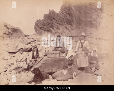 Viktorianische späten 1880er/frühen 1890Foto der Familie bei einem Picknick auf der felsigen Strand in Borth, Wales. Stockfoto