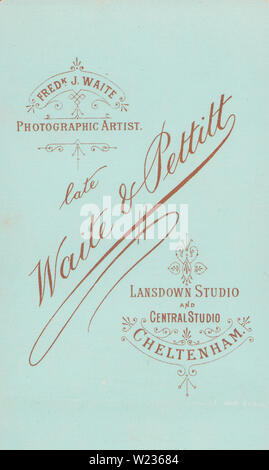 Viktorianische Werbung CDV (Carte de Visite) zeigen die Illustration und Kalligraphie von Frederick J. Waite, Fotokünstler, Ende Waite & Pettitt. Lansdown Studio & Central Studio, Cheltenham. Stockfoto