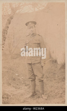 Vintage Studio photographische Postkarte zeigt eine junge und stolze WW1 British Army Soldat aus der Royal Artillery. Stockfoto