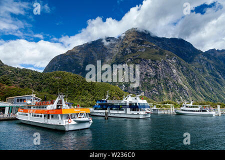 Milford Sound Cruise Boote, Fiordland National Park, South Island, Neuseeland Stockfoto