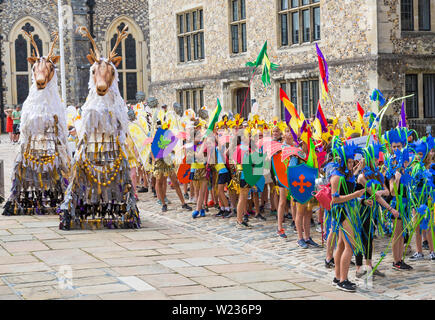 Winchester, Hampshire, UK. 5. Juli 2019. Winchester hat Messe, Festival der Straßentheater und Außenbereiche, am längsten laufende Festival der Freien Künste, gegründet 1974. Es hat seinen Namen von der Tradition der Publikum Geld in einen Hut für Straßenmusiker. Schule Kinder Festival eröffnen mit den fabelhaften Karneval in bunten Kostümen an einem heißen sonnigen Tag. Credit: Carolyn Jenkins/Alamy leben Nachrichten Stockfoto