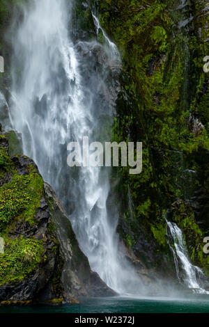 Einen schönen Wasserfall gesehen von einem Milford Sound Bootsfahrt, Fiordland National Park, South Island, Neuseeland Stockfoto