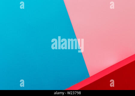 Roter Schuhkarton auf blau und rosa Hintergrund Stockfoto