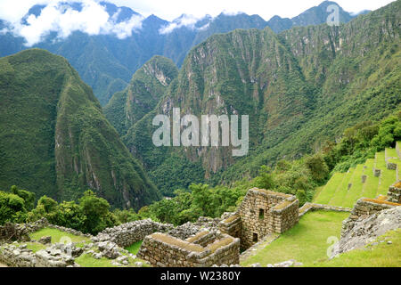 Die Reste der alten Strukturen und landwirtschaftlichen Terrassen am Berghang der Zitadelle Machu Picchu, Cusco Region, Peru Stockfoto