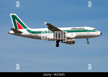 FRANKFURT/Deutschland - vom 21. AUGUST 2013: Alitalia Airbus A319 EI-IMG Passagierflugzeug landen am Flughafen Frankfurt Stockfoto