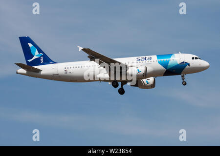 FRANKFURT/Deutschland - vom 21. AUGUST 2013: SATA-Azoren Airlines Airbus A320 CS-tkj Passagierflugzeug landen am Flughafen Frankfurt Stockfoto