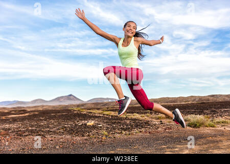 Erfolg Freiheit unbeschwerten runner Frau Spaß zu laufen. Glück, Freude, energetische Athlet Mädchen glücklich von Gewichtsverlust Zielerreichung springen lustig im Sommer outdoor Trail Natur. Fitness Motivation. Stockfoto