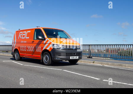 2018 orangefarbenes VW Volkswagen Transporter T32 Stln TDI B; Großbritannien; Fahrzeugverkehr, Transport, modern, Salonwagen, Klassiker an der Strandpromenade, Southport, Großbritannien Stockfoto