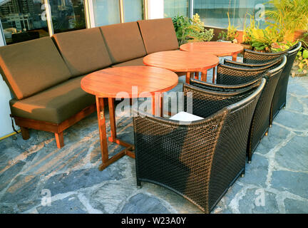 Leere Sofas und Stühle mit runden Tischen auf der Dachterrasse Stockfoto