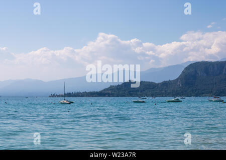 Boote am Gardasee in Bardolino, Italien - Bild Stockfoto