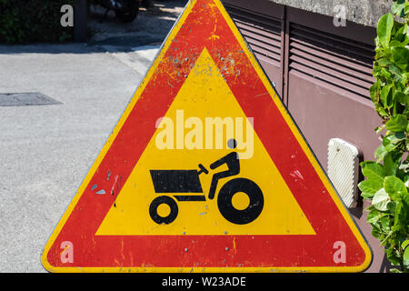 Traktor Warnschild, Bauernhof Fahrzeug Kreuzung Warnschild closeup - Bild Stockfoto