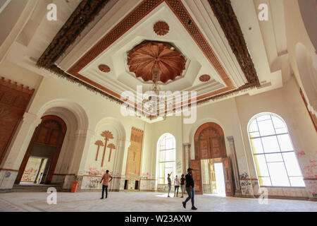 Hillah, Irak. 05. Juli, 2019. Die Besucher gehen durch die Graffiti bemalten Hallen des Babylonischen Palast, erbaut von ehemaligen irakischen Präsidenten Saddam Hussein. Credit: Ameer Al Mohammedaw/dpa/Alamy leben Nachrichten Stockfoto