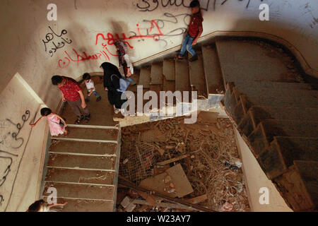 Hillah, Irak. 05. Juli, 2019. Die Besucher gehen durch die Graffiti bemalten Hallen des Babylonischen Palast, erbaut von ehemaligen irakischen Präsidenten Saddam Hussein. Credit: Ameer Al Mohammedaw/dpa/Alamy leben Nachrichten Stockfoto