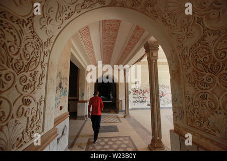 Hillah, Irak. 05. Juli, 2019. Ein Besucher Spaziergänge durch die Graffiti bemalten Hallen des Babylonischen Palast, erbaut von ehemaligen irakischen Präsidenten Saddam Hussein. Credit: Ameer Al Mohammedaw/dpa/Alamy leben Nachrichten Stockfoto