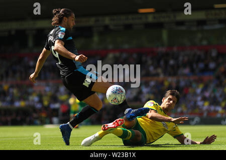 Timm Klose von Norwich City packt Jay Rodriguez von West Bromwich Albion - Norwich City v West Bromwich Albion, Sky Bet Meisterschaft, Carrow Road, Norwich - 11. August 2018 Stockfoto