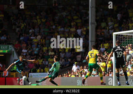 Tim Krul von Norwich City fouls Dwight Gayle von West Bromwich Albion eine Strafe, die Jay Rodriguez von West Bromwich Albion zählte auszugleichen - Norwich City v West Bromwich Albion, Sky Bet Meisterschaft einräumen, Carrow Road, Norwich - 11. August 2018 Stockfoto