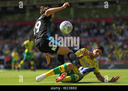 Timm Klose von Norwich City packt Jay Rodriguez von West Bromwich Albion - Norwich City v West Bromwich Albion, Sky Bet Meisterschaft, Carrow Road, Norwich - 11. August 2018 Stockfoto